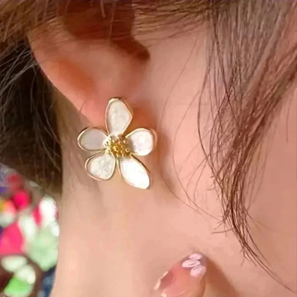 🆕️Chic Blossom Bling: 14K Gold Plated Camelia Cute Dainty Stud Earrings 🌸✨ - Picture 4 of 11